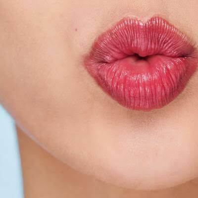 Fresh Poppy Tinted Lip Treatment SPF 15 เฉดสีแดงอมชมพูอันสดใสสะดุดตา แต่งแต้มสีสันที่สวยงามให้แก่เรียวปาก
